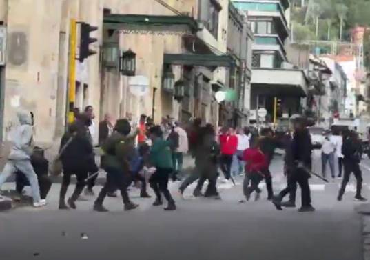 Comunidades indígenas se enfrentan al UNDMO a las afueras del Ministerio del Interior. Foto: Captura video