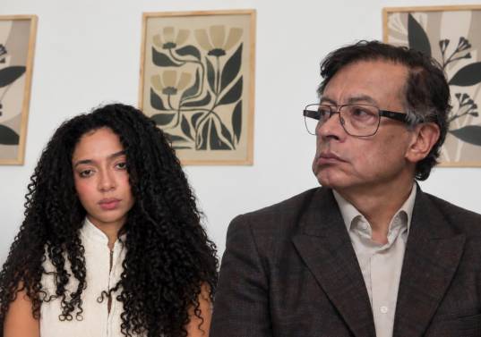 Juliana Guerrero y el presidente Gustavo Petro. Foto: captura de video y Colprensa