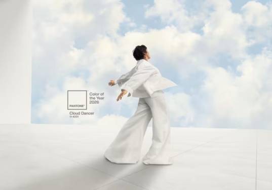 Cada año, el Pantone Color Institute elige un color para lograr llevar las tendencias en todos los sentidos y eligió un tono de blanco, “Cloud Dancer”, para el 2026. FOTO: Pantone Color Institute