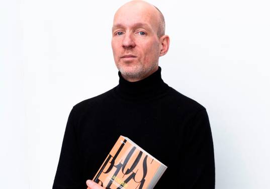 El periodista europeo Robert-Jan Friele recontruyó la historia de la familia Pizarro en un libro de seiscientas páginas. Foto: Shirin Abedi