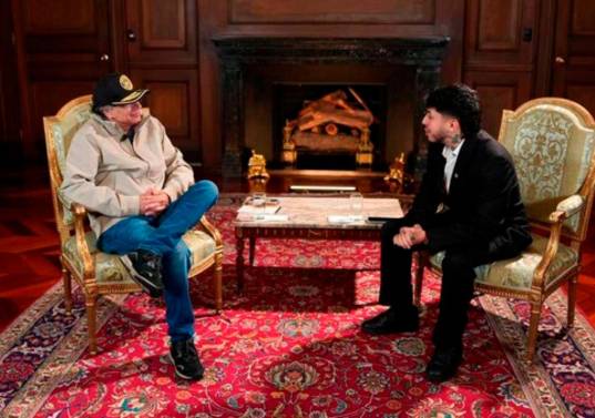 En uno de los apartados del diálogo el jefe de Estado reclamó que “la mano dura” contra jóvenes inmersos en contextos delincuenciales es “una visión que yo llamo de la venganza”. Westcol no tardó en debatir sus tesis: “No, es que no se puede decir venganza (...) yo también vengo de abajo y yo no decidí robar. FOTO: PRESIDENCIA 