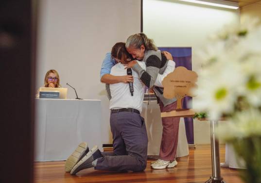 Este abrazo se dio en medio de una audiencia de de consolidación de verdad y determinación de medidas de reparación de la Jurisdicción Especial para la Paz. Foto: JEP. 