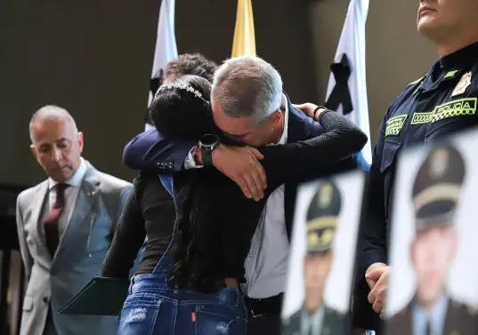 El gobernador Andrés Julián Rendón rompió el llanto al abrazar a la hija, menor de edad, de uno de los policías asesinados la semana pasada en un ataque con dron en el Nordeste antioqueño. FOTO: CORTESÍA GOBERNACIÓN.