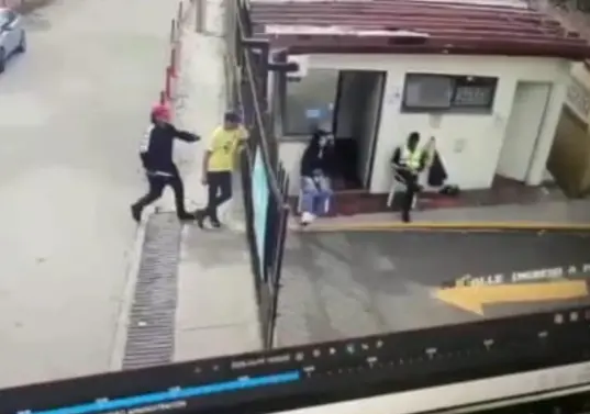 Henry Alberto Benavides Cárdenas, de 45 años, y Nicolás Francisco Perdomo, de 18, murieron en medio de un ataque en el set de la producción <i>‘Sin senos sí hay paraíso’ </i>. FOTO: Captura de video 