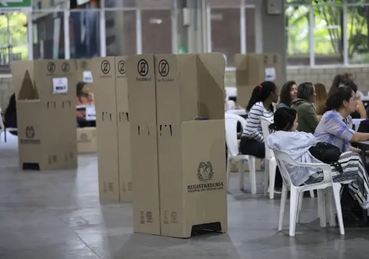 Las urnas vacías, con poca afluencia de personas que fueron a votar. FOTO: CAMILO SUAREZ