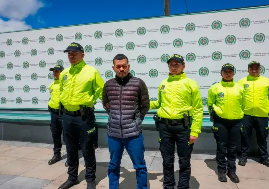 Alias ‘El Costeño’ fue capturado en el barrio El Muelle, el la localidad de Engativa, en el noroccidente de Bogotá. Foto Fiscalía General de la Nación. 