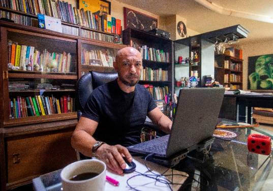 Además de <i>La Cuadra</i>, Gilmer Mesa ha publicado tres novelas más <i>Las travesías</i> (2021), <i>Aranjuez</i> (2023) y <i>Los Espantos de Mamá</i> (2025). FOTO<b> </b>El Colombiano.