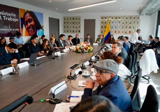 El Ministerio del Trabajo presentó el cronograma de conversaciones para definir el ajuste del salario mínimo para 2026. FOTO tomada de X