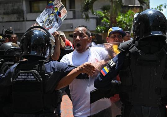 Los ciudadanos intentan llegar a Miraflores. FOTO: AFP