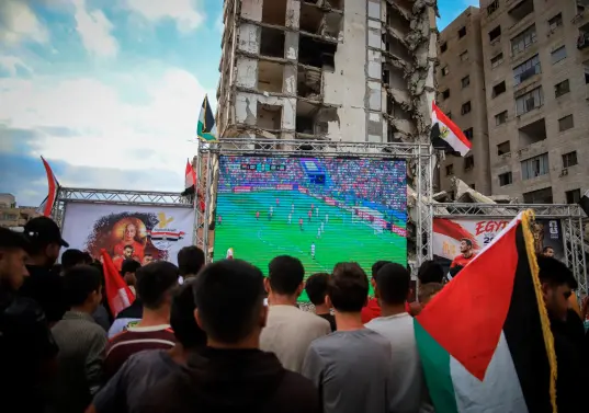 Las proyecciones del Mundial de Fútbol que organizaba Mohammed al-Wahidi convocaban a miles de personas en Gaza. FOTO: GETTY IMAGES.