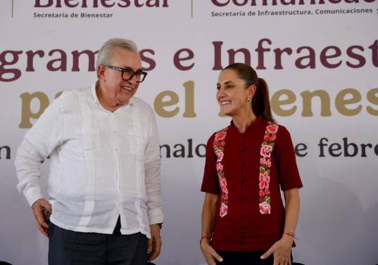 En la izquierda, Rubén Rocha, gobernador de Sinaloa, y Claudia Sheinbaum, presidenta de México. Foto: cuenta de X @rochamoya_