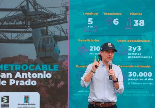 El alcalde de Medellín, Federico Gutiérrez, hizo el anuncio de este nuevo cable, el séptimo en el Valle de Aburrá, en medio de los aplausos de los habitantes que asistieron a este evento. FOTO: <b>MANUEL SALDARRIAGA</b>