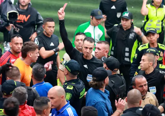 El arquero Washington Aguerre recibió tarjeta roja por parte del juez Wilmar Roldán cuando ingresaba a los camerinos. Foto: Manuel Saldarriaga