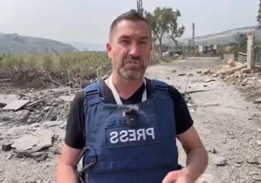 Un misil cayó cerca de un periodista de la cadena rusa RT; un video captó el momento. FOTO: Captura de video 