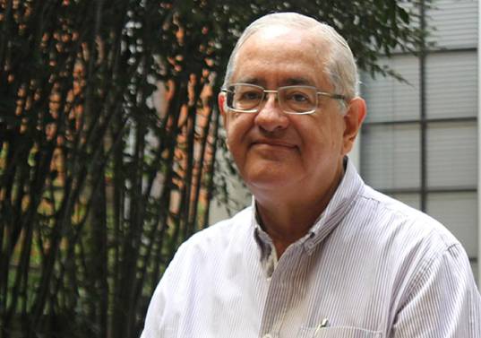 Yepes Londoño ha sido uno de los grandes formadores de músicos de Medellín, ahora es profesor en la universidad Eafit. Foto: Analucía Isaza. 