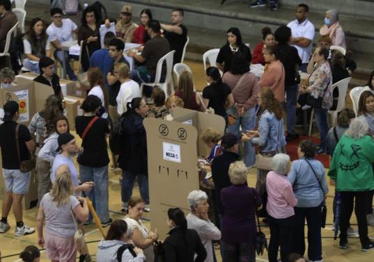 Los colombianos se acercan en las urnas en una jornada de irá desde las 8 de la mañana a las 4 de la tarde. FOTO: Camilo Suárez. 
