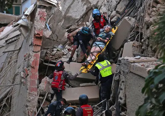 Aún continúan las labores de rescate. FOTO: GETTY.
