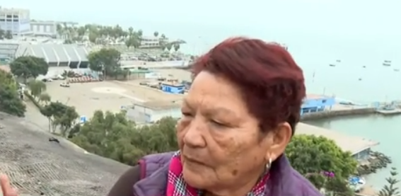 Una mujer y su nieto fueron captados en el malecón de Chorrillos, en Perú, pese a las recomendaciones de alejarse de la costa por la amenaza de tsunami. Foto: captura de video.