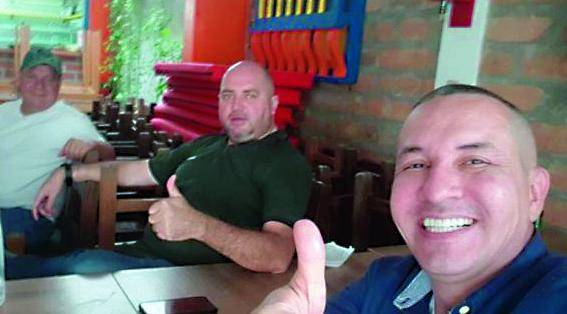 Miguel Quintero, Jorge Liévano y Álvaro Villada en el restaurante República de Antioquia, que ellos promocionaban. Foto: expediente 