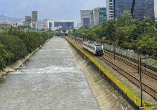 Vista panorámica del río Medellin, a la altura de la estación Poblado del metro. FOTO: Camilo Suárez Echeverry