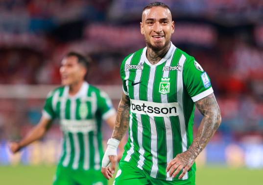 Nacional festejó el triunfo sobre el final en el Atanasio, después de que “Chicho” Arango generara el autogol del DIM. FOTO MANUEL SALDARRIAGA