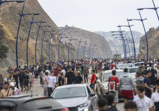 Miles de migrantes cruzan desde Marruecos hacia Ceuta, una de las principales puertas de entrada a Europa, en medio de la mayor crisis migratoria registrada en la ciudad autónoma desde 2021. FOTO: AFP.