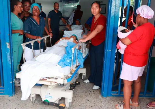 Los pacientes del Hospital San Francisco de Asís, de Quibdó, tuvieron que ser ubicados en las afueras ante la alerta de sismo. FOTOS MANUEL SALDARRIAGA