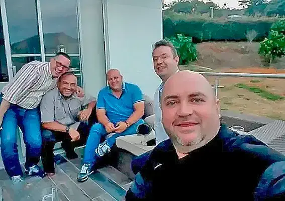 n la foto (de izq. a der) Álvaro Villada, que fue del AMVA; Edinson López, abogado de capos de la Oficina; Miguel Quintero; Wilder Echavarría, exdirector de la EDU; y Jorge Liévano, ex de Metroparques. Manejaron un tinglado en la administración Quintero. FOTO cortesía