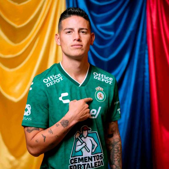 Tras la firma del contrato el colombiano se puso su nueva camiseta y se dieron las primeras imágenes con el verde del club León. FOTO: Tomada de Instagram @jamesdrodriguez