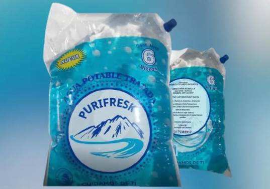 Por circular con un registro sanitario vencido, el agua potable tratada marca “PURIFRESK” ha sido declarada como producto fraudulento por el Invima. FOTO: Invima