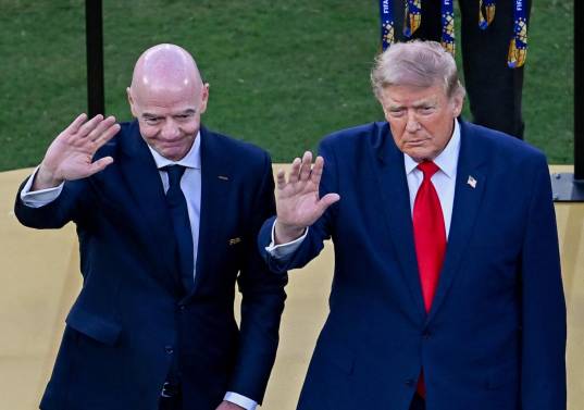 Gianni Infantino, presidente de la FIFA, y Donald Trump, presidente de los Estados Unidos, posan con el trofeo de la Copa Mundial tras la final de la Copa Mundial de la FIFA 2026 entre España y Argentina en el MetLife Stadium de East Rutherford, Nueva Jersey, el 19 de julio de 2026. Foto: AFP