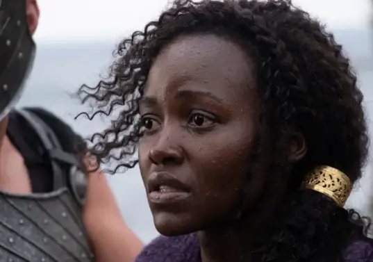 La Odisea de Christopher Nolan, protagonizada por Lupita Nyong’o como Helena de Troya, recibió críticas entusiastas de la prensa pero una demoledora reseña de Emily Wilson. FOTO cortesía