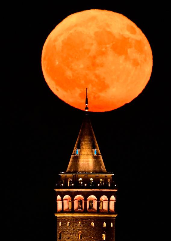  Torre de Gálata en Estambul, Turquía. Este fenómeno, conocido por su brillo y tamaño imponentes, ha cautivado a miles de personas, quienes se han maravillado con su belleza y magnitud. Foto: GETTY