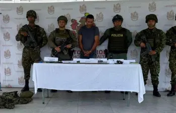 En la mitad, con camiseta gris, alias El Paisa. FOTO: CORTESÍA