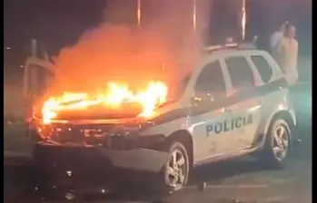 La patrulla atacada se prendió en llamadas, en una vía de Popayán. Los terroristas lograron escapar. IMAGEN TOMADA DE VIDEO.