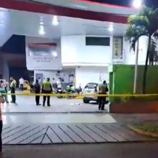 El explosivo afectó un cajero automático y un vehículo que estaba parqueado en la estación de gasolina. FOTO: Captura de video