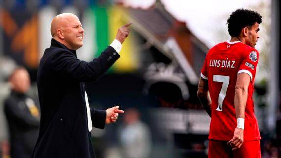 En la imagen aparecen el técnico Arne Slot y Luis Díaz. FOTO GETTY