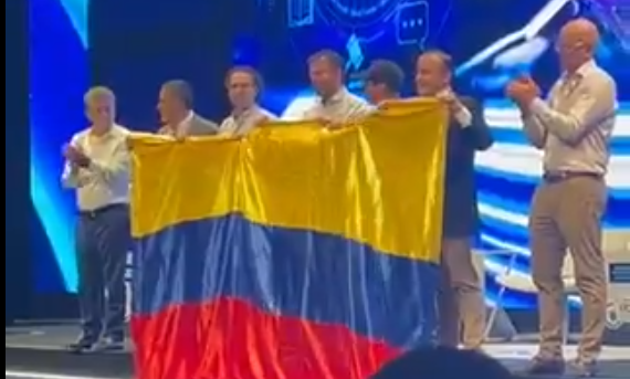 Los alcaldes fueron recibidos con aplausos y gestos de aprobación de los asistentes. Imagen: captura de video. 