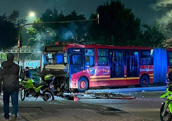 El choque se registró en horas de la madrugada entre un bus articulado y un vehículo particular. Foto: Cortesía X @her_sar09