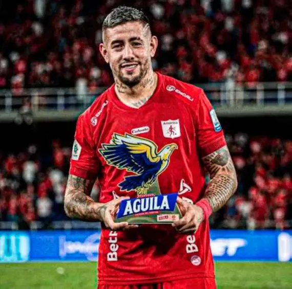 El delantero argentino Rodrigo Holgado mientras estuvo activo con América ganó varios premios como Jugador del Partido por sus goles y rendimiento. FOTO TOMADA @CervezaAguila