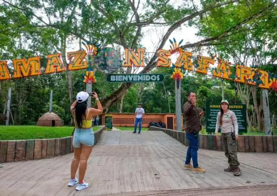 Entrada principal de la Hacienda Nápoles en Puerto Triunfo, Antioquia, antigua propiedad de Pablo Escobar, con visitantes en el parque temático. Foto: Camilo Suárez, El Colombiano. 