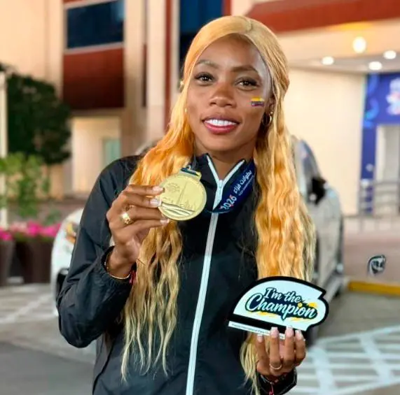 La antioqueña Karen Palomeque, celebrando con su medalla de oro en los 200 metros del Grand Prix de Dubái. FOTO CORTESÍA