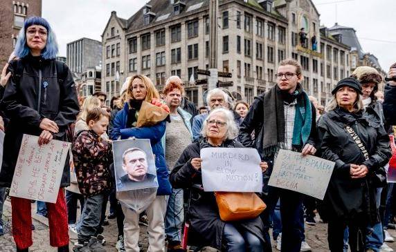Decenas de personas se reunieron en Amsterdam para protestar por la muerte de Alexéi Navalni. FOTO: AGENCIA AFP.