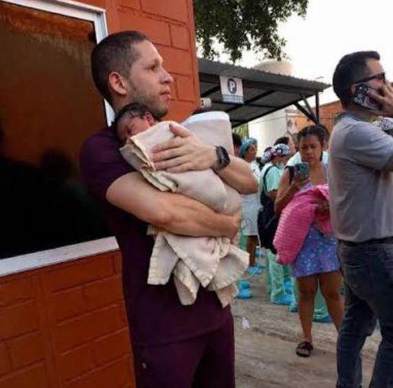 El médico Germán Somoyar Duarte con los dos bebés que salvó del terremoto en Apartadó. Foto: redes