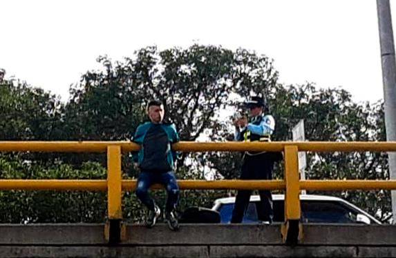 Momento en que el hombre quería saltar del puente. FOTO CORTESÍA