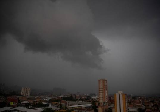 Los aguaceros que se están concentrando en las tardes en Medellín. FOTO Juan Antonio Sánchez Ocampo.