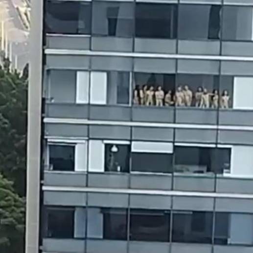 Uno de los vecinos tomó esta imagen del grupo de nudistas en el edificio del sector la Milla de Oro. Foto: Cortesía.