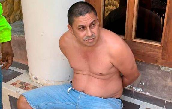 Juan Camilo Góez Ruiz, alias “Dimas”, capturado por la Policía en el municipio de Santa Fe de Antioquia. FOTO: CORTESÍA.