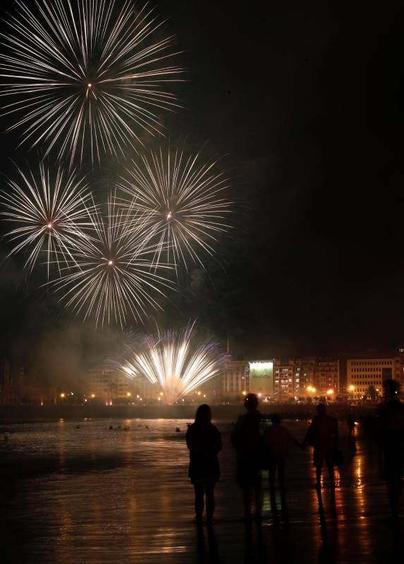 Los fuegos artificiales son lanzados todas las noches desde los jardines de Alderdi Eder, en la bahía de La Concha en San Sebastián. Foto: EFE
