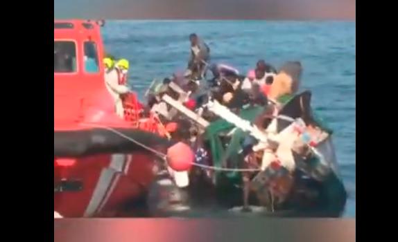 Este fue el momento en el que se volcó el barco que transportaba a los migrantes. IMAGEN TOMADA DE VIDEO.